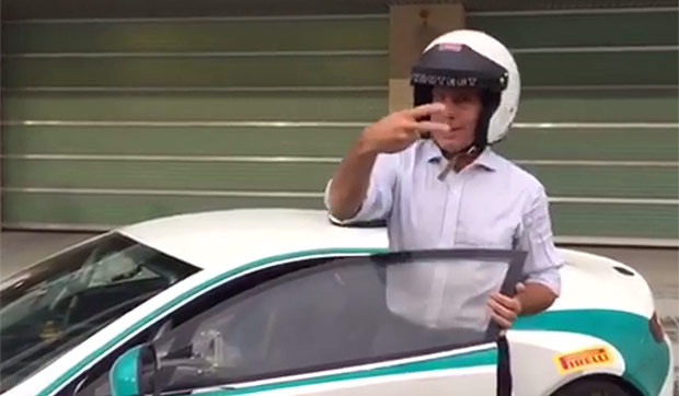 Joo Doria pilota Aston Martin no Complexo de Automobilismo de Abu Dhabi