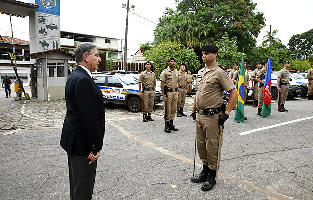 O governador Fernando Pimentel (PT),  esq., em cerimnia com a polcia em Ipatinga