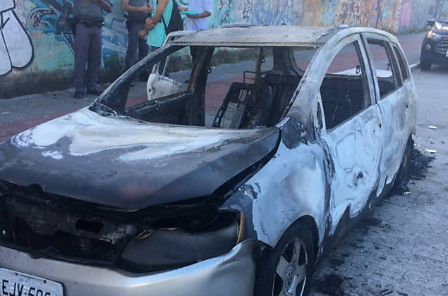 Carro de motorista do Uber  incendiado aps na frente da empresa em So Paulo aps ser roubado