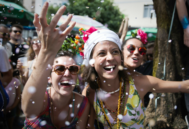 Jovens durante ensaio do bloco Explode Corao; final de semana tem mais blocos que feriado do Carnaval