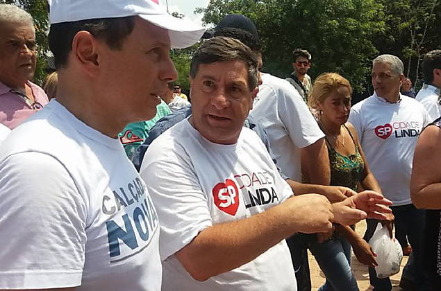 Paulo Vitor Sapienza ao lado do prefeito Joo Doria