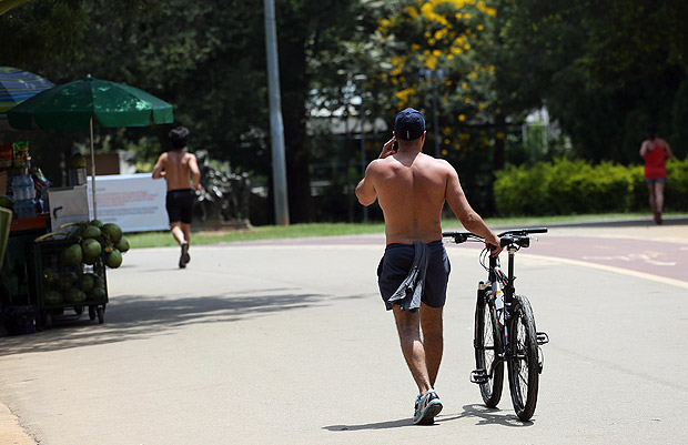 Homem caminha no parque Ibirapuera em dia de sol; final de semana ser de sol e umidade baixa em SP