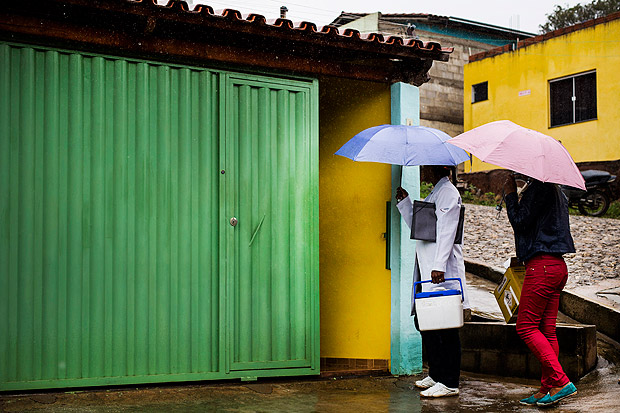 Visita de agentes de sade em Novo Cruzeiro para vacinao contra a febre amarela