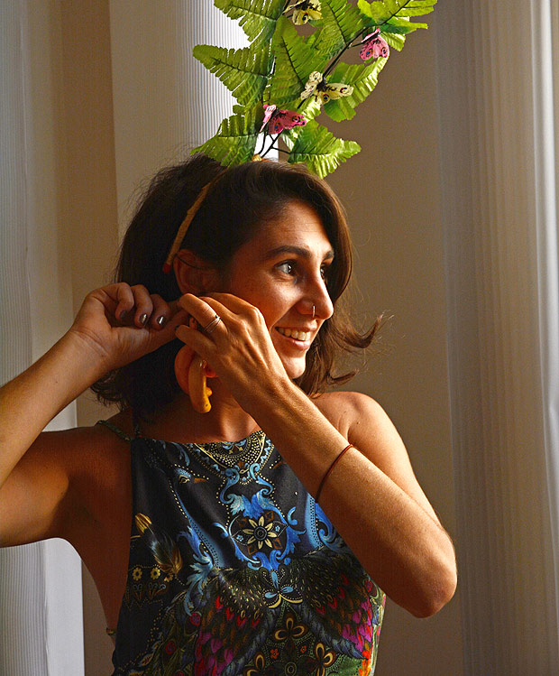 A estilista Bel Bevilacqua, 27, faz tiaras com temas floridos para o Carnaval