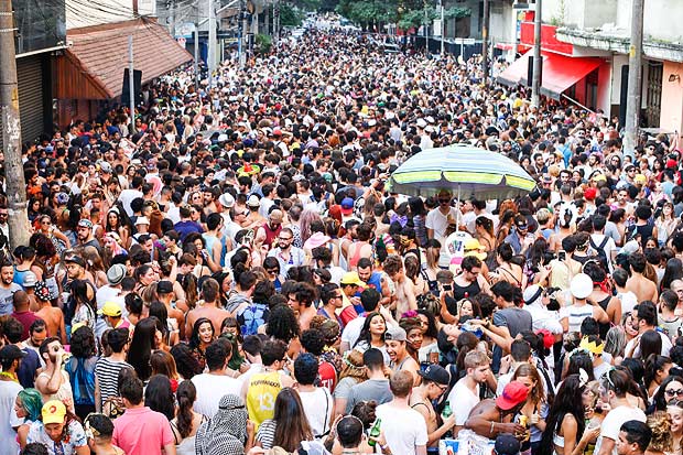 Bloco Sereianos na rua Bento Freitas, na regio central de So Paulo