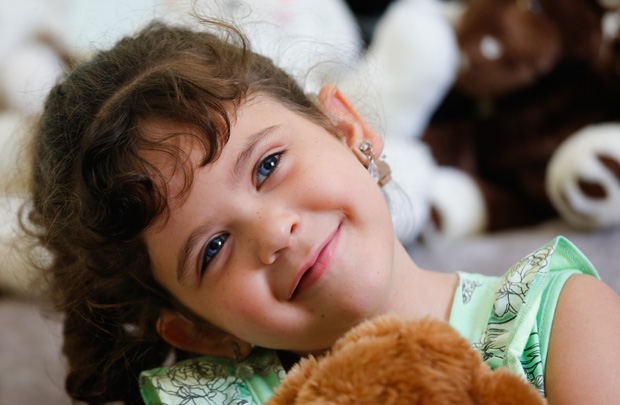 A pequena Maria Paula, 5, que fez o chamado implante coclear e voltou a ouvir parcialmente