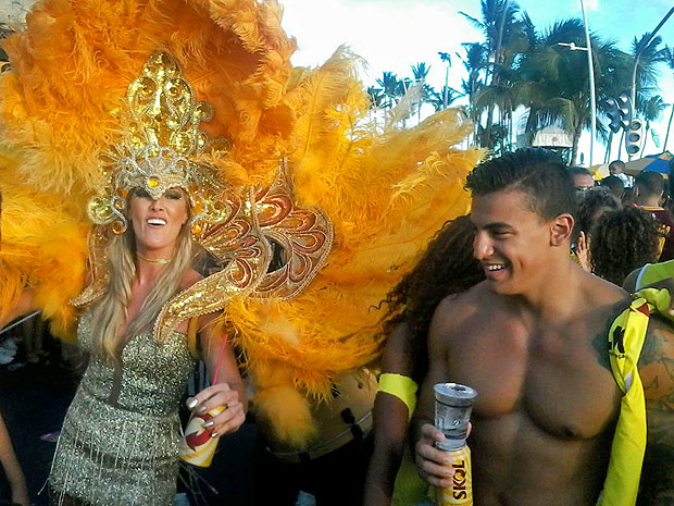 Folies do bloco de travestidos, As Muquiranas, marcam presena no pr-Carnaval. Clique na foto para ver galeria