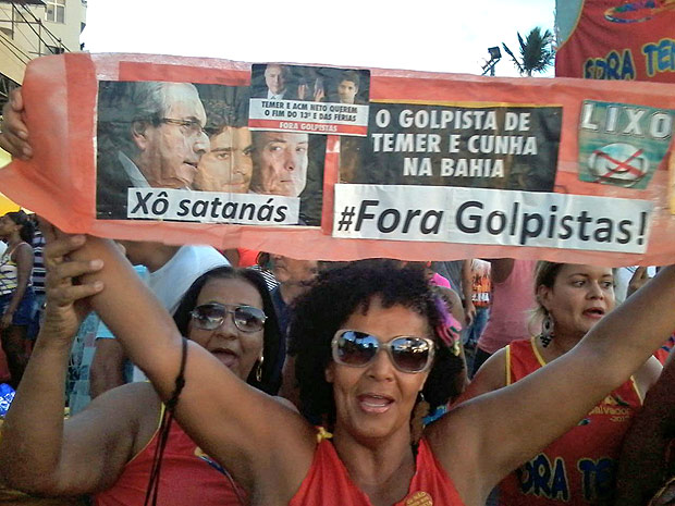 Em Salvador, foli segura cartaz escrito "Fora Golpistas". Clique na foto para ver galeria