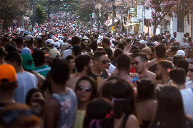 Residencial, rua da Vila Madalena, na zona oeste de So Paulo, fica tomada por folies durante o Carnaval