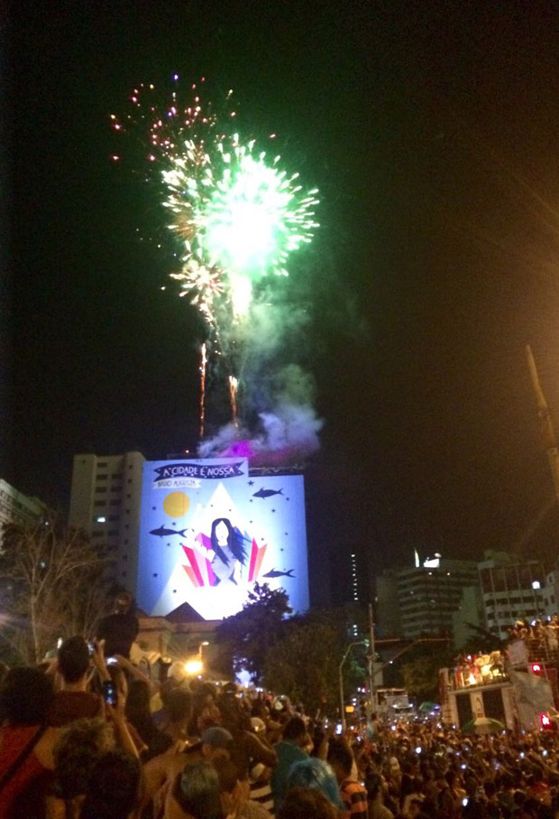 Fogos iluminam mural de Rita Wainer que diz "A cidade  nossa"
