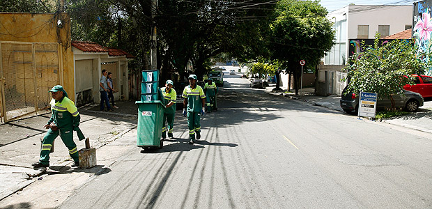 Limpeza na rua Girassol, na Vila Madalena, aps final de semana de Carnaval