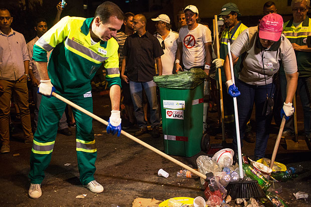 Joo Doria varre a av. Faria Lima aps o trmino do Carnaval de rua