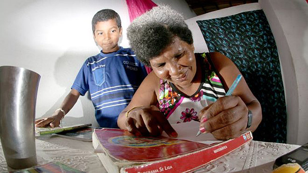Aos 42, Sandra aprendeu a ler e a escrever com o filho Damio, de 11 