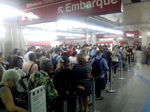 Passageiros enfrentam filas enormes para entrar na estao Anhangaba, da linha 3-vermelha