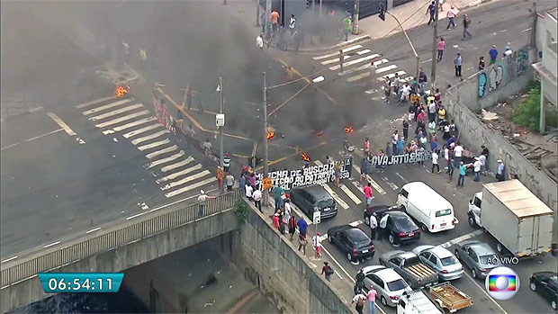 Manifestantes ateiam fogo em pneus e bloqueiam trecho da Av. do Estado