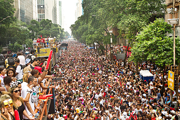 Multidão acompanha participa do desfile Cordão do Bola Preta, no centro do Rio de Janeiro