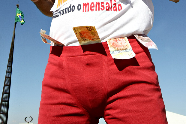 Protesto de Uziel dos Santos relembra o caso do dinheiro na cueca durante o escndalo do Mensalo