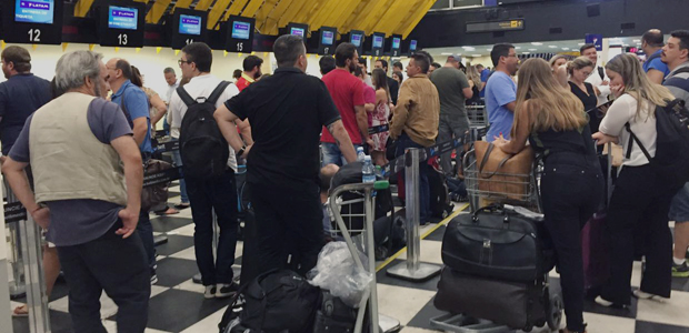 Aps acidente no aeroporto de Congonhas (SP), passageiros esperam seis horas em fila para remarcar voo.