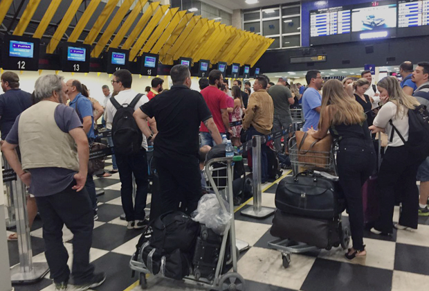 Aps acidente no aeroporto de Congonhas (SP), passageiros esperam seis horas em fila para remarcar voo.
