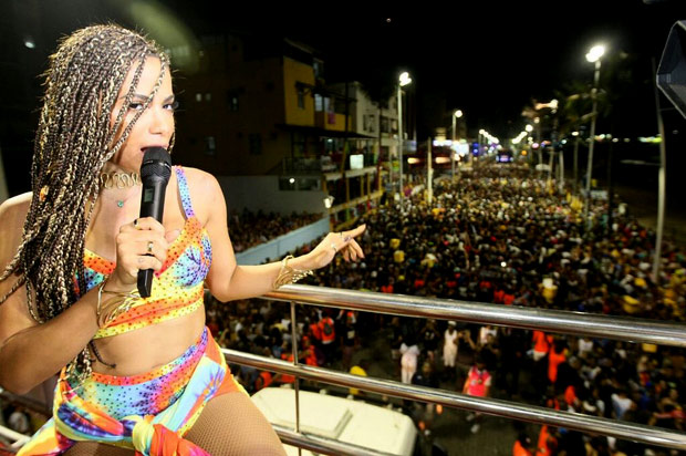 Anitta adota dread e refora bronzeado para o Carnaval baiano