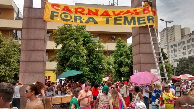 Faixa de protesto na Praça da Estação, no centro de Belo Horizonte