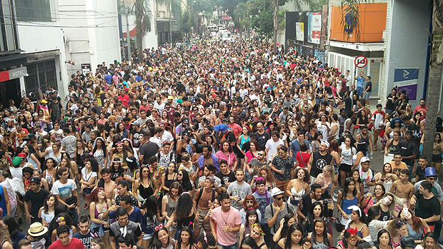Multido do Bloco do Vale, na r. Augusta, supera as 2.000 pessoas esperadas pela organizao. O desfile est na altura da rua Dona Antonia de Queiroz.