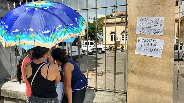 Familiares de detentos buscam informaes na cadeia pblica Desembargador Raimundo Vidal Pessoa, em Manaus