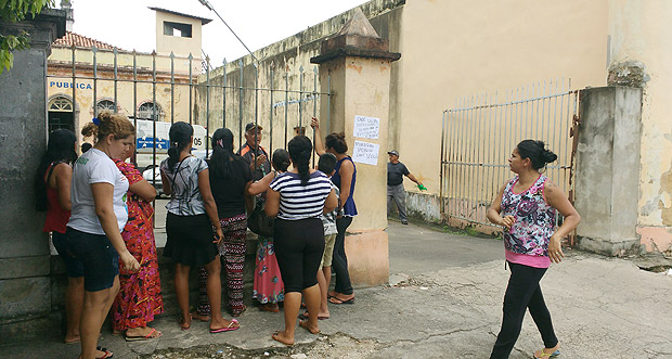 Familiares de detentos buscam informaes na cadeia pblica Desembargador Raimundo Vidal Pessoa, em Manaus