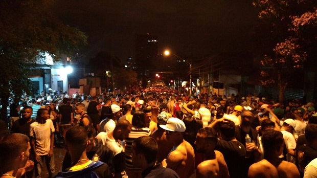 Rua Aspicuelta na noite de domingo de Carnaval na Vila Madalena - 26.02