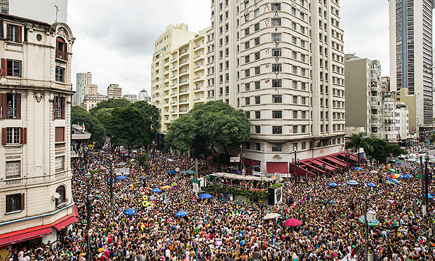 Sao Paulo, SP, BRASIL, 25-02-2017: Carnaval em Sao Paulo. Folioes acompanham bloco de rua Tarado Ni Voce na esquina da av Sao Joao com Ipiranga, no centro de Sao Paulo (Foto: Eduardo Knapp/Folhapress, COTIDIANO).