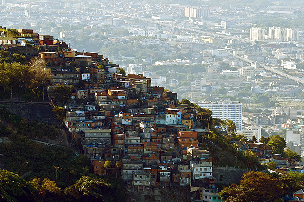 Morro dos Prazeres e zona norte do Rio vistos desde a estrada para o Corcovado