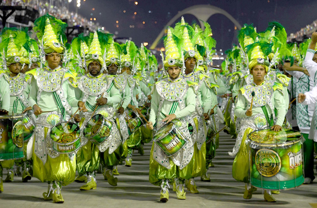 Revellers of the Mocidade Independente de Padre Miguel samba school perform during the second night of Rio's Carnival at the Sambadrome in Rio de Janeiro, Brazil, early on February 28, 2017. / AFP PHOTO / VANDERLEI ALMEIDA ORG XMIT: VAN2856
