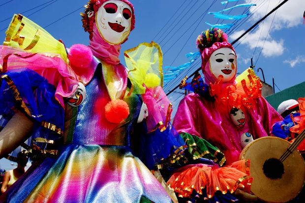 Carnaval dos papangus, personagem mascarado, em Bezerros (a 100 km de Recife), est entre as festas mais tradicionais do Brasil