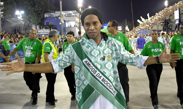 Brazilian former football player Ronaldinho Gaucho performs with the Mocidade Independente de Padre Miguel samba school on the second night of Rio's Carnival at the Sambadrome in Rio de Janeiro, Brazil, early on February 28, 2017. / AFP PHOTO / VANDERLEI ALMEIDA ORG XMIT: VAN2857