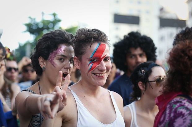No bloco T de Bowie, folies se maquiam com o tradicional raio do msico britnico
