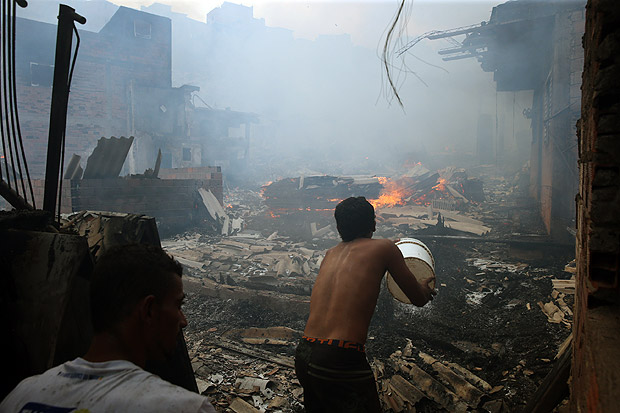 Sao Paulo,SP,Brasil 01.03.2017 Incendio atinge a favela de Paraisopolis na zona sul de Sao Paulo Foto: Eduardo Knapp/Folhapress Cod 0716