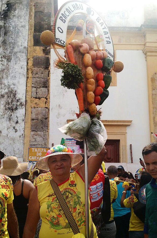 Maria Jos Neves de Paula, 63, ou Zez, tem a misso de levar o estandarte do Bacalhau do Batata, em Olinda