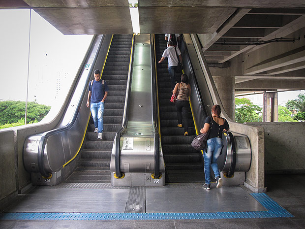 Usurios usam escada rolante da estao do Brs do metr de So Paulo