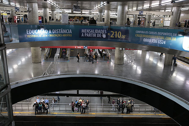 Passageiros esperando por trem na estao S do Metr, na regio central de So Paulo