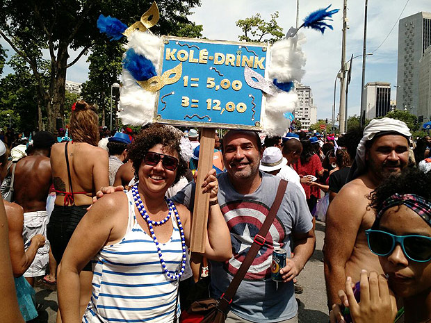 Funcionrio pblico Marlos Pereira, 46, e a mulher, Jane, aproveitam festa para vender sacol no Rio