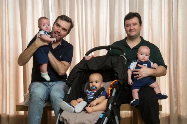 O analista Armnio Lobato, 41, e o bancrio Lus Cludio Oliveira, 41, pais de Henrique, Jonas e Caio e que tiveram problemas para registrar os filhos