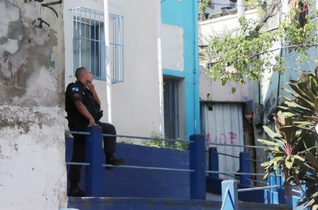 Policial em imvel no Complexo do Alemo, no Rio; moradores se queixam por utilizao de casas pela PM como base em confrontos com traficantes
