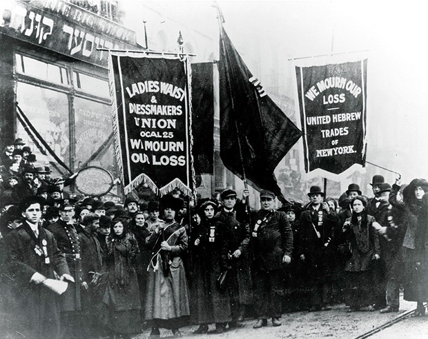 Membros do sindicato se reúnem para protestar e lamentar a perda de vidas no incêndio do edifício Triângulo Shirtwaist, em 25 de março de 1911, em Nova York (EUA)