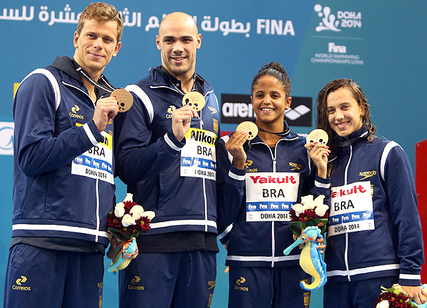 Larissa Oliveira (dir.) mostra medalha de bronze ao lado de Cesar Cielo, Joo de Lucca e Etiene Medeiros