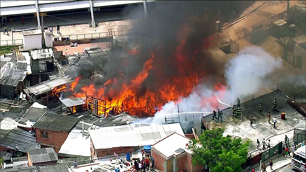 Incndio atinge casas na favela de Paraispolis, na zona sul de So Paulo