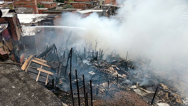 Bombeiros combatem incndio na segunda maior favela de So Paulo