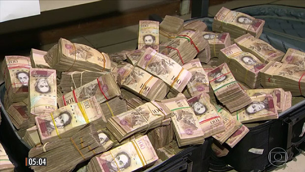 Notas de moeda venezuelana apreendidas em favela do Rio 