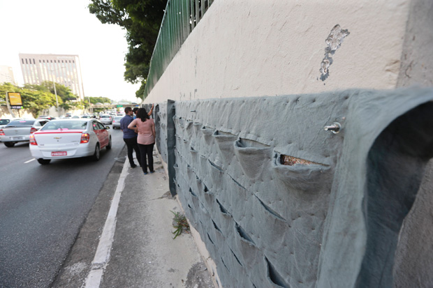 Prefeitura de S�o Paulo inicia instala��o de muro verde na avenida 23 de Maio, pr�ximo ao viaduto Tutoia