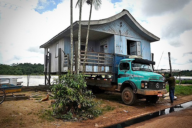 Caminhão retira casa inteira para escapar de cheia do rio Purus, no Amazonas