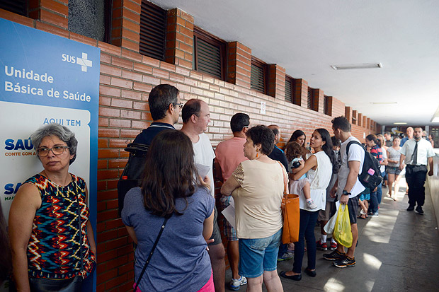 Postos de sade do Rio tm longas filas em busca da vacinao contra a febre amarela